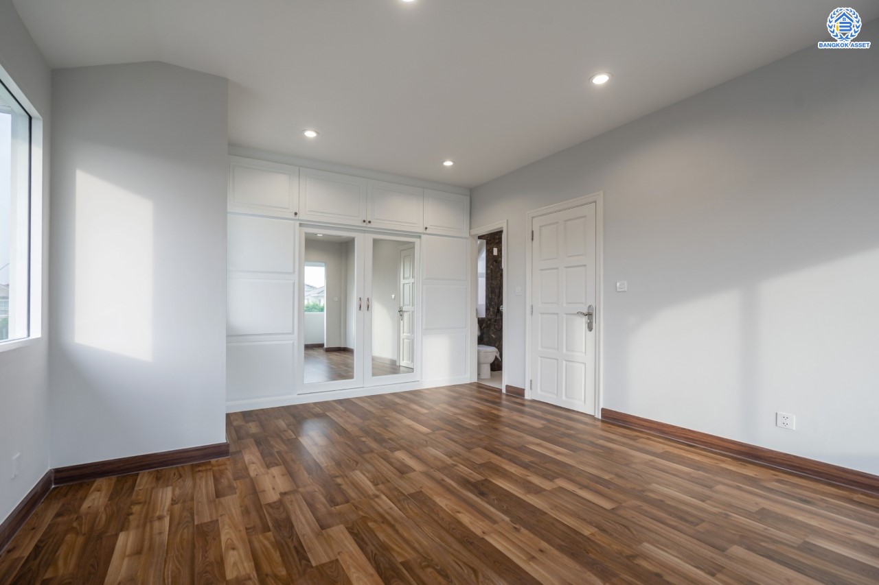 บ้านมือสองตกแต่งใหม่ ม.มัณฑนา นครอินทร์-พระราม5 หลังมุม เนื้อที่กว่า 57 ตร.ว. ฟังก์ชันจัดเต็ม 3 ห้องนอน 2 ห้องน้ำ จอดรถได้ 1 คัน พร้อม Living Room รองรับทุกความสุข ทำเลเดินทางสะดวก ใกล้ทางด่วน "ศรีรัช" และรถไฟฟ้า "สถานีบางรักใหญ่"